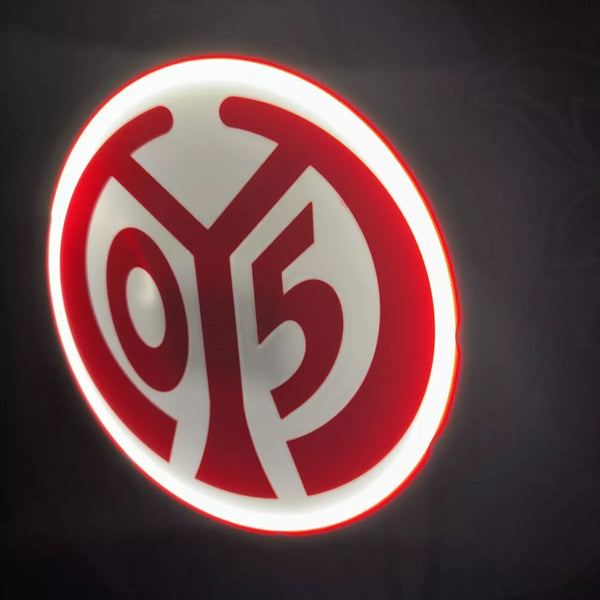 „Dekorative Mainz-05-Lampe als Eyecatcher im Fanraum.“