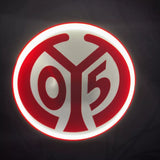 „Runde Lampe mit großem Mainz-05-Logo und heller LED-Beleuchtung.“