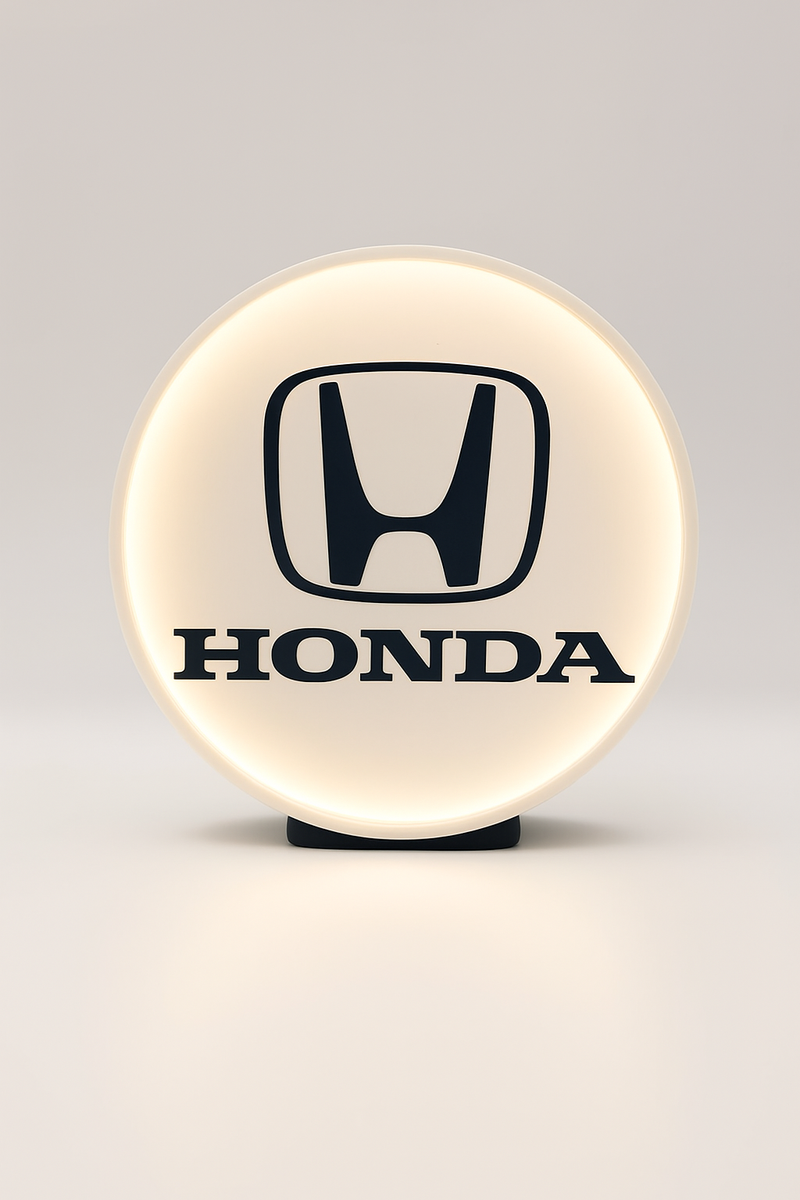 Honda LED-Lampe als dekoratives Wandlicht in einer Werkstatt