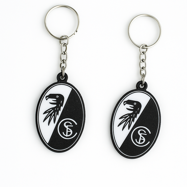 SC Freiburg Schlüsselanhänger aus PLA 3D-Druck in Schwarz, Weiß und Rot auf hellem Hintergrund