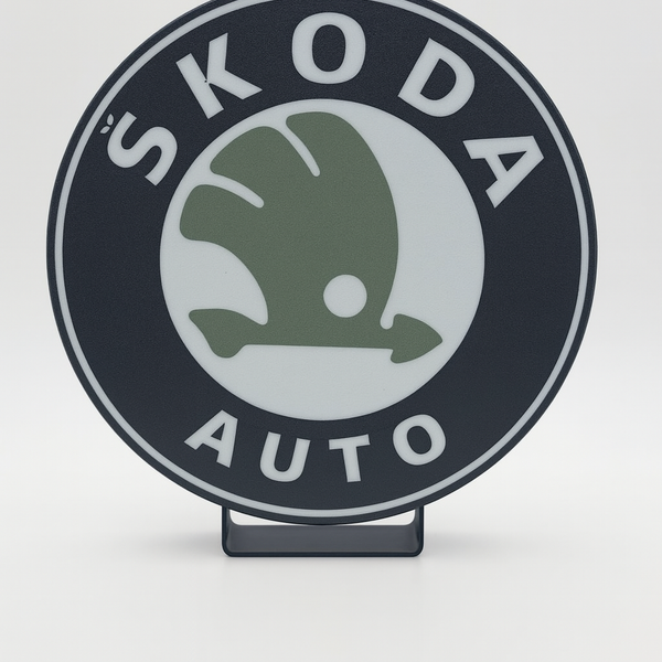Skoda LED Lampe mit hellem grünen Logo auf Acrylplatte
