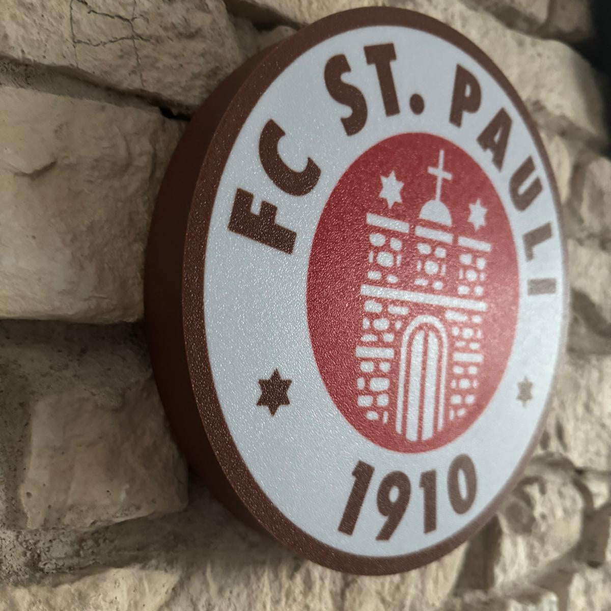 „Dekorative St.-Pauli-Lampe in Vereinsfarben als Raumbeleuchtung.“