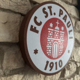 „Dekorative St.-Pauli-Lampe in Vereinsfarben als Raumbeleuchtung.“