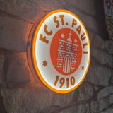 „Fußball-inspirierte St.-Pauli-Lampe mit Totenkopfmotiv und LED-Licht.“