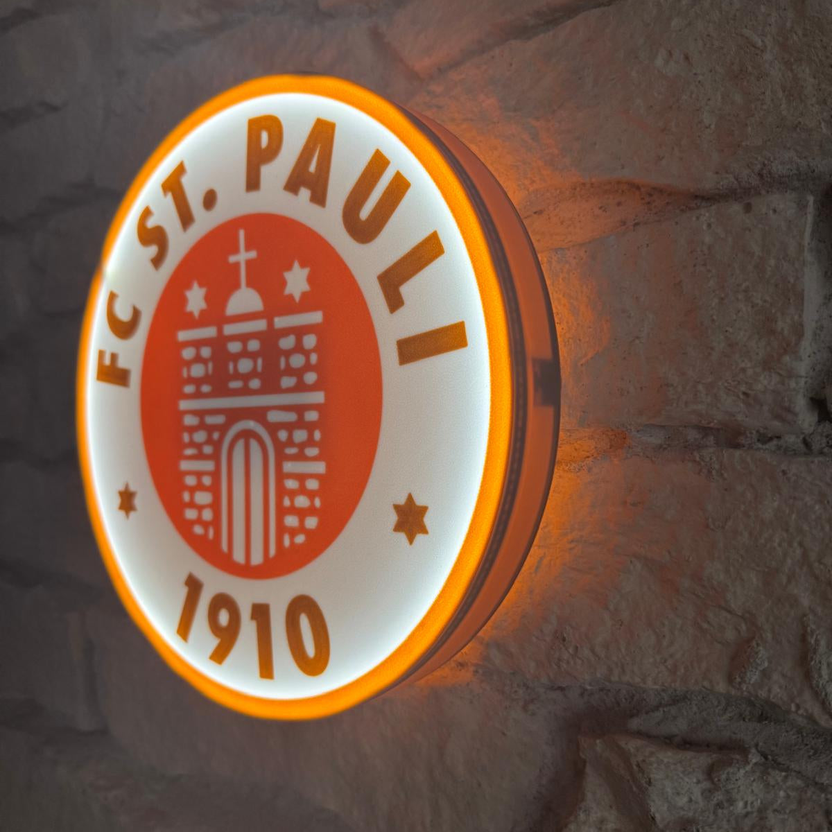 „Helles LED-Schild mit St.-Pauli-Logo und markanter Grafik.“