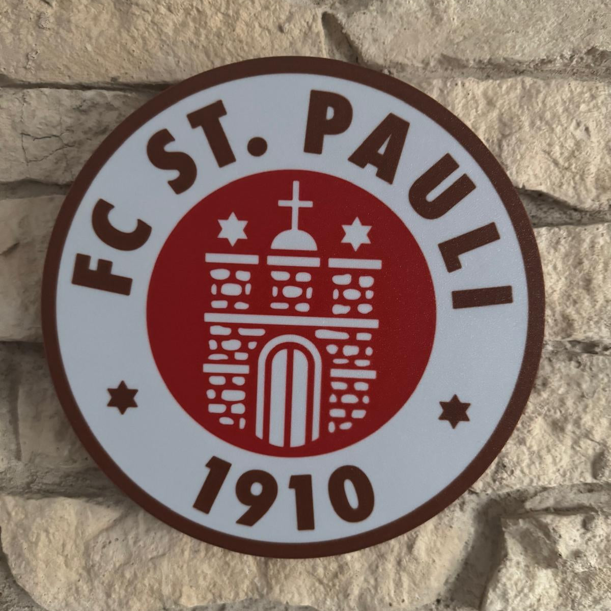 „Leuchtende FC-St.-Pauli-Lampe in Braun und Weiß mit Totenkopf-Logo.“