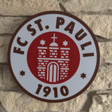 „Leuchtende FC-St.-Pauli-Lampe in Braun und Weiß mit Totenkopf-Logo.“