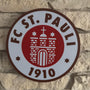 „Leuchtende FC-St.-Pauli-Lampe in Braun und Weiß mit Totenkopf-Logo.“
