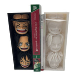 Nahaufnahme Strohhutbande-Emblem auf One Piece Comic Halter, glänzende PLA-Oberfläche