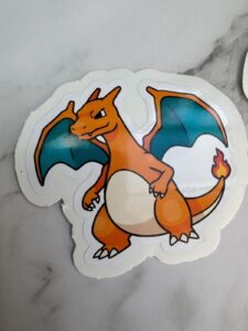 Anime Feuerdrache – Die-Cut Sticker | 10 cm, wasserfest, 3 cm Peel-Rand
