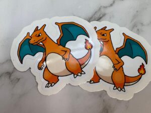 Anime Feuerdrache – Die-Cut Sticker | 10 cm, wasserfest, 3 cm Peel-Rand