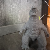 Nahaufnahme der 3D-Druck-Struktur der Godzilla Figur mit LED-Rücken