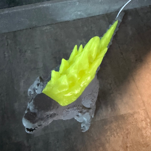 Godzilla LED-Lampe im Dunkeln mit hell leuchtenden Stacheln