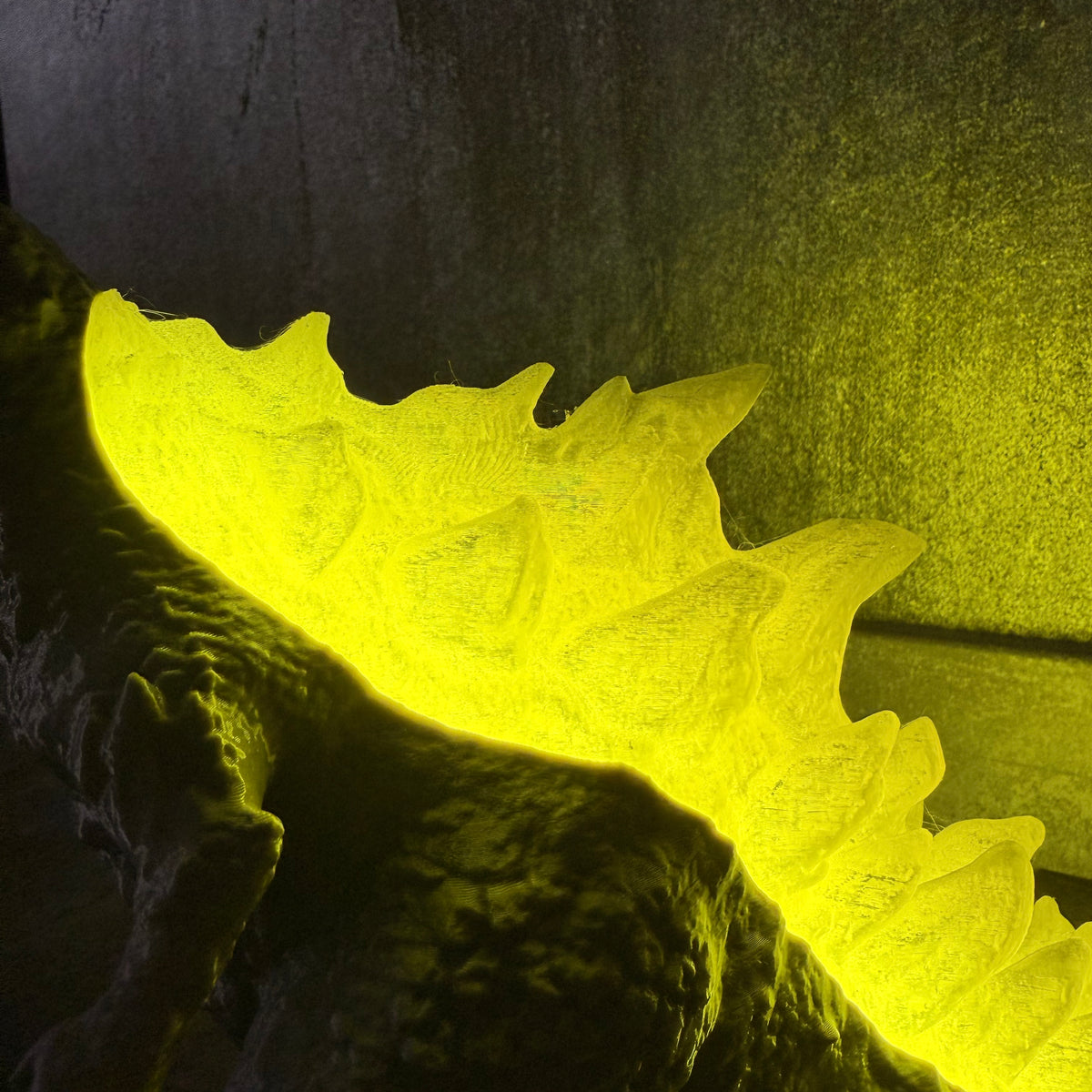 Detailaufnahme des leuchtenden Rückens der 3D-gedruckten Godzilla-Lampe