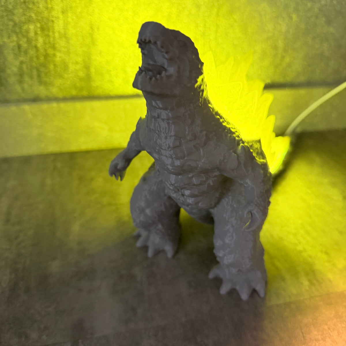 Godzilla LED-Lampe als 3D-Figur, Frontansicht, leuchtender Rücken, 18 cm