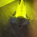 Seitliche Ansicht der Godzilla LED-Lampe mit beleuchtetem Stachelkamm