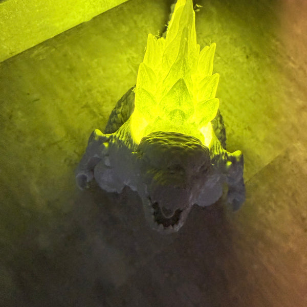 Seitliche Ansicht der Godzilla LED-Lampe mit beleuchtetem Stachelkamm