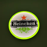 Detailaufnahme der 3D-Druck-Struktur der Heineken Logo Lampe