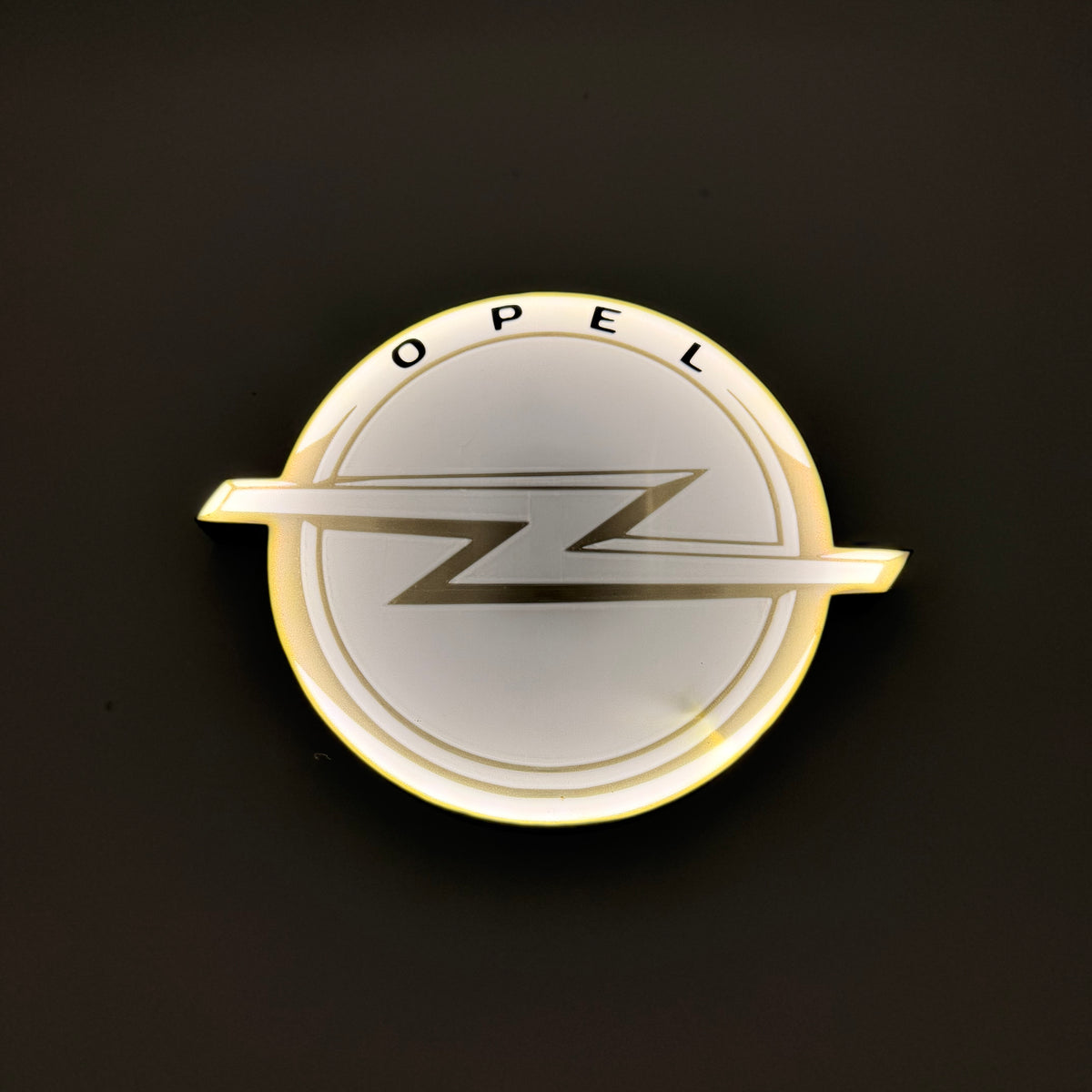 Opel LED-Lampe im Dunkeln mit gleichmäßiger Beleuchtung