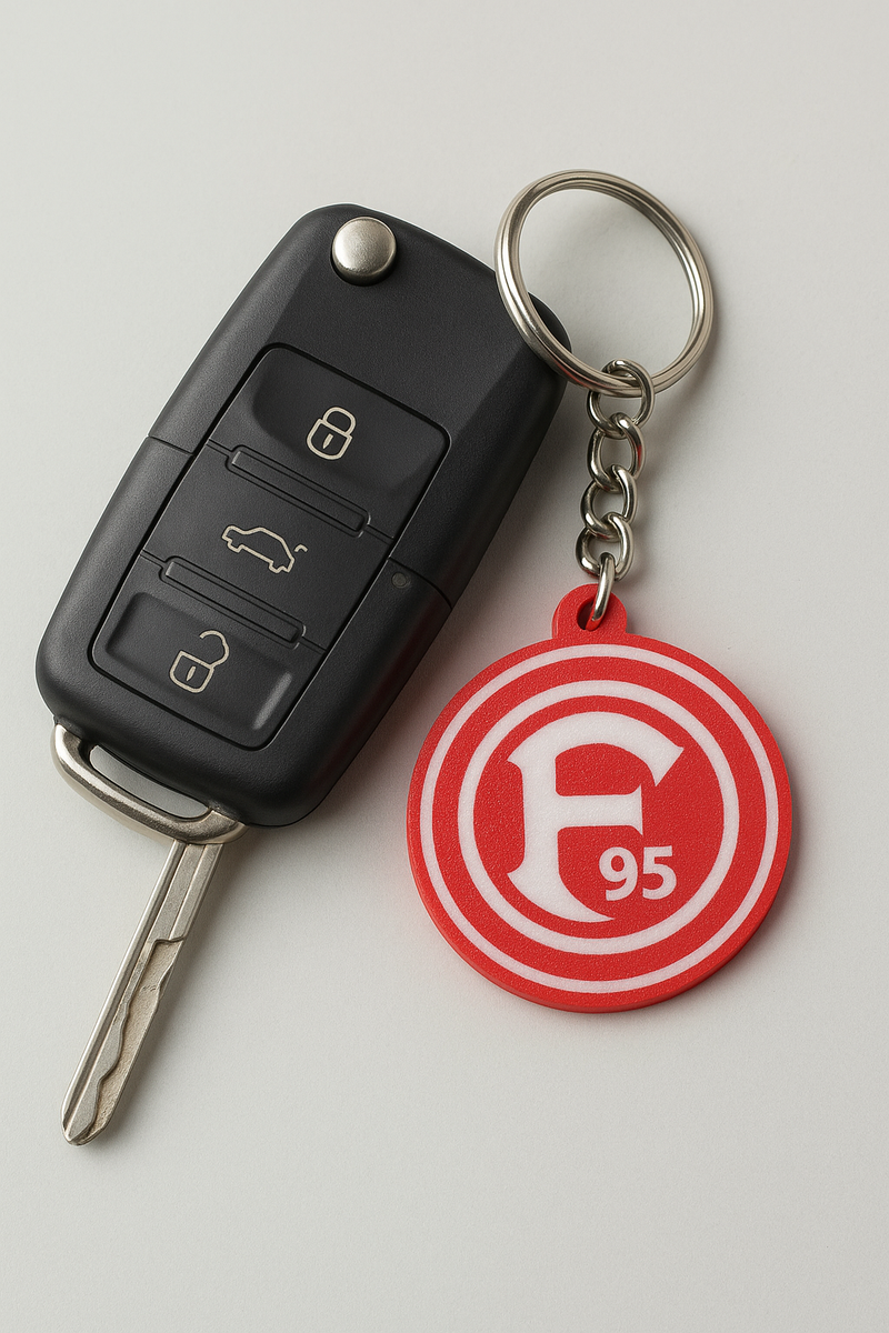 Fortuna Düsseldorf Schlüsselanhänger auf Tisch neben Autoschlüssel platziert