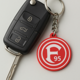 Fortuna Düsseldorf Schlüsselanhänger auf Tisch neben Autoschlüssel platziert