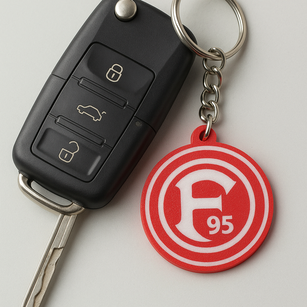 Fortuna Düsseldorf Schlüsselanhänger auf Tisch neben Autoschlüssel platziert