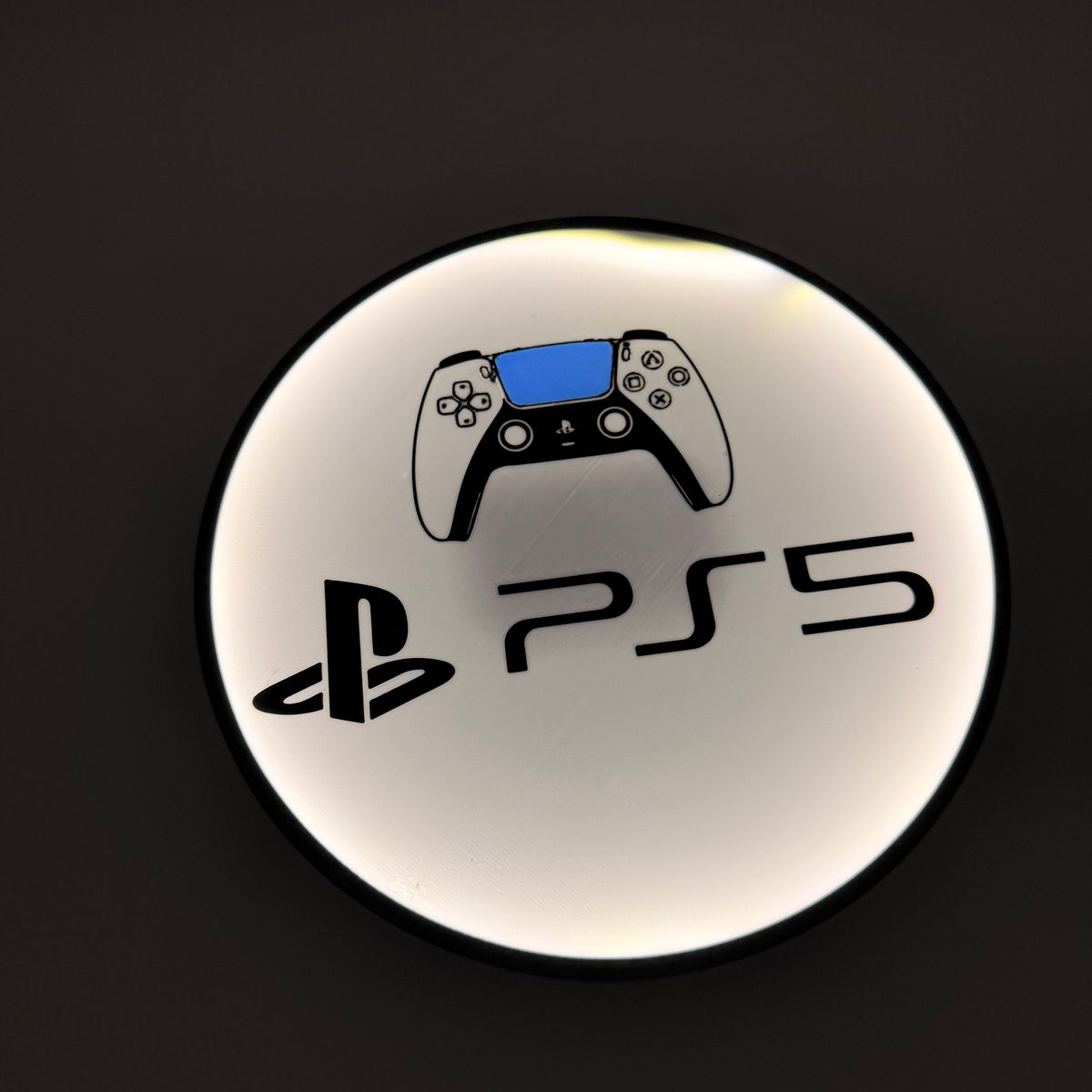 PlayStation Lampe im Dunkeln mit gleichmäßiger LED-Beleuchtung